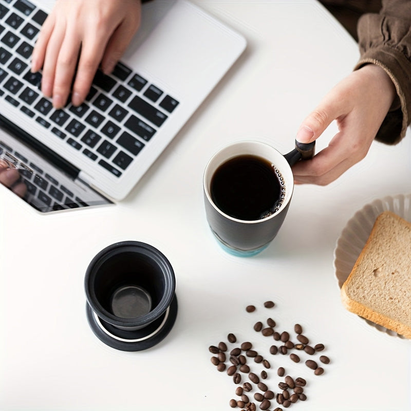 Ceașcă ceramică de ceai realizată manual cu sită – design autentic și utilizare practică