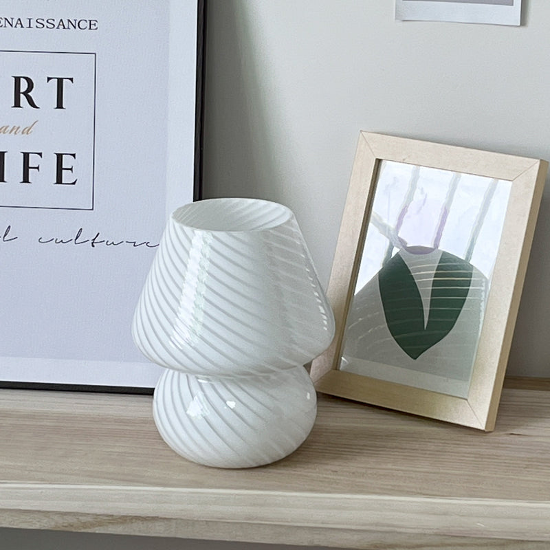 Lampka Stołowa w Paski - Stylowy i Ponadczasowy Design