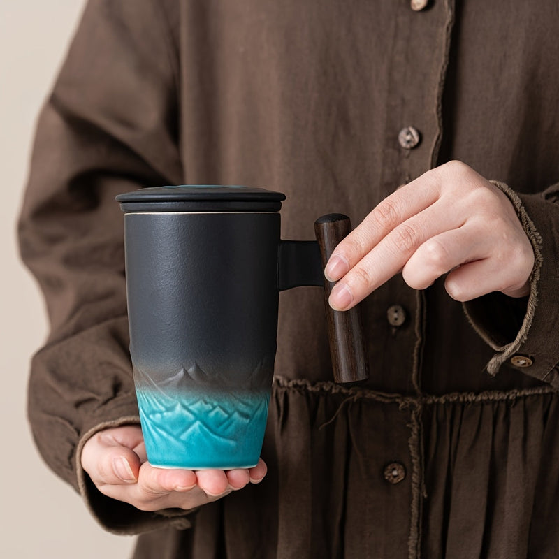 Ceașcă ceramică de ceai realizată manual cu sită – design autentic și utilizare practică