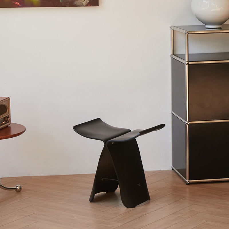 Elegancki Hoker Motyl – Ponadczasowy Design do Salonu i Przedpokoju