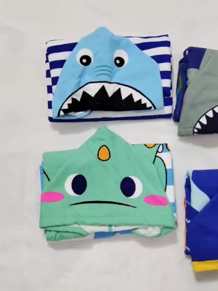 Gyerekeknek szánt strandtörölköző rajzfilm dinoszauruszokkal és kalózokkal – Puha fürdőlepedő kapucnival