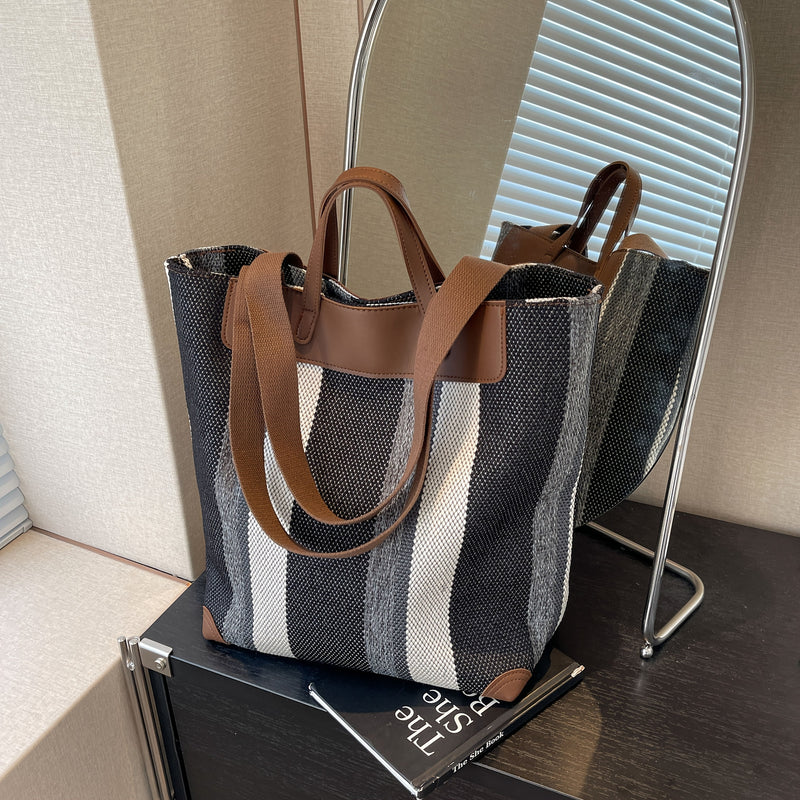 MetroStripe Casual Tote – Funkcjonalność i Design